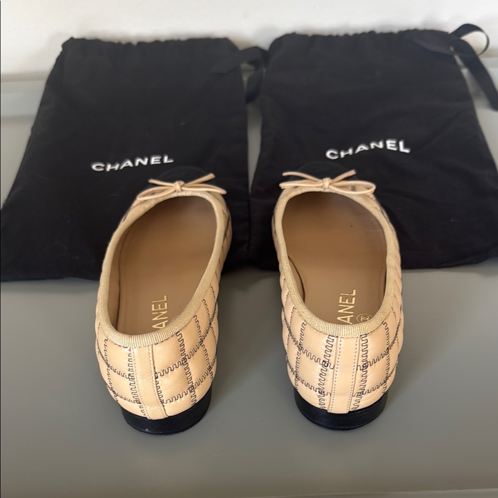 CHANEL Cream and Black Flats with Quilted Design - Picture 4 of 5